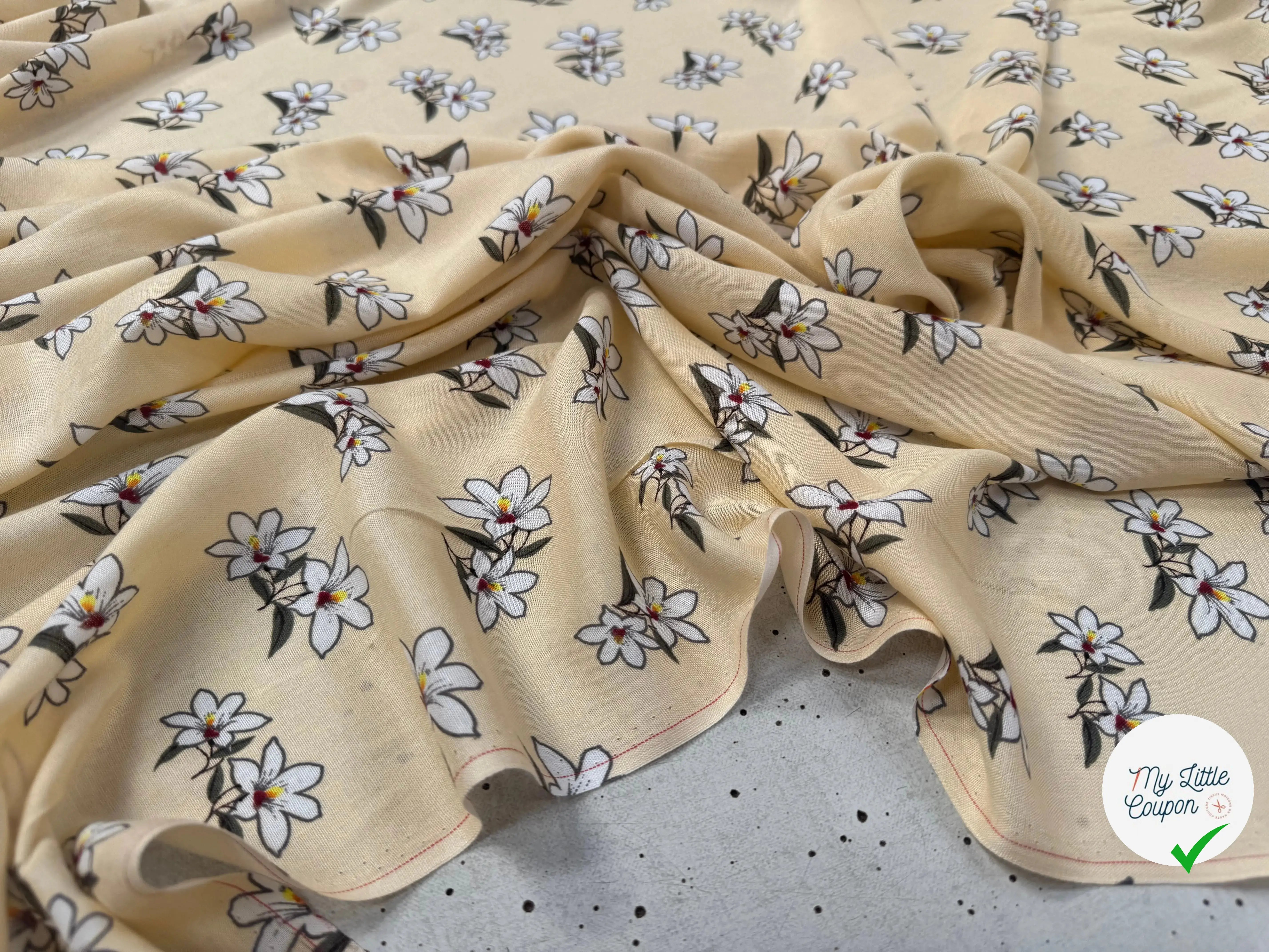 VISCOSE À MOTIF D'HIBISCUS À FOND BEIGE - My Little Coupon