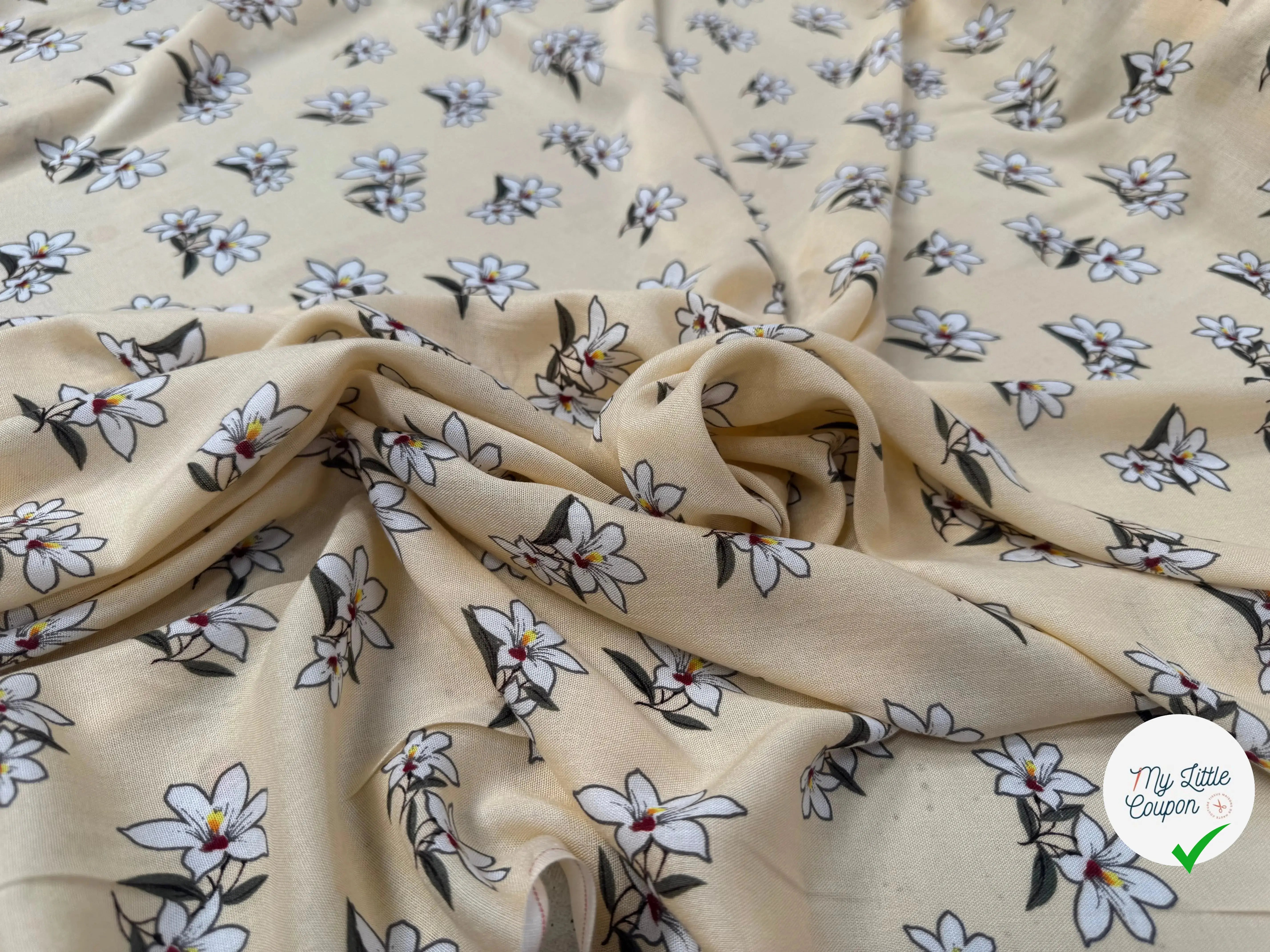 VISCOSE À MOTIF D'HIBISCUS À FOND BEIGE - My Little Coupon