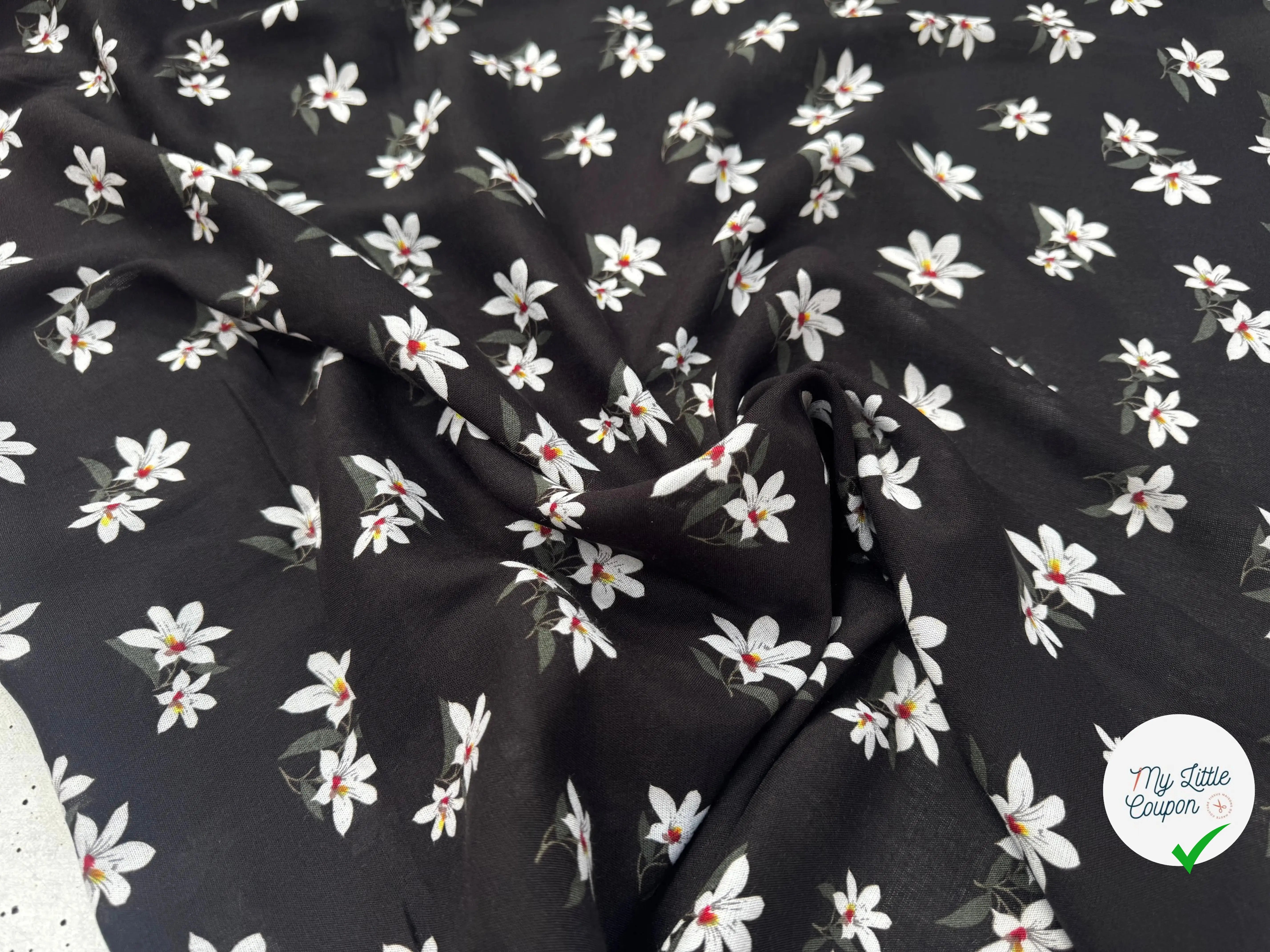 VISCOSE À MOTIF D'HIBISCUS À FOND NOIR - My Little Coupon