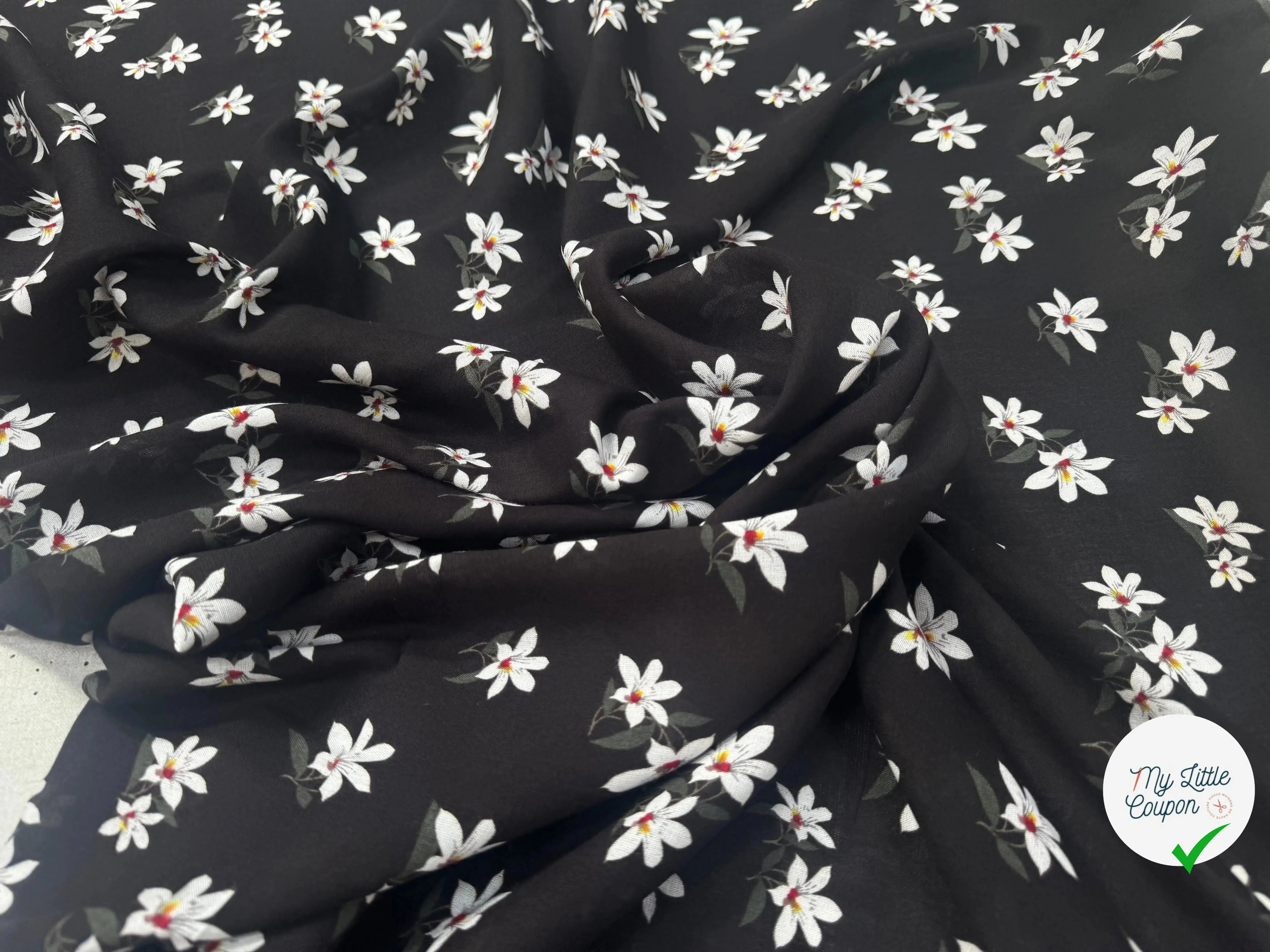 VISCOSE À MOTIF D'HIBISCUS À FOND NOIR - My Little Coupon