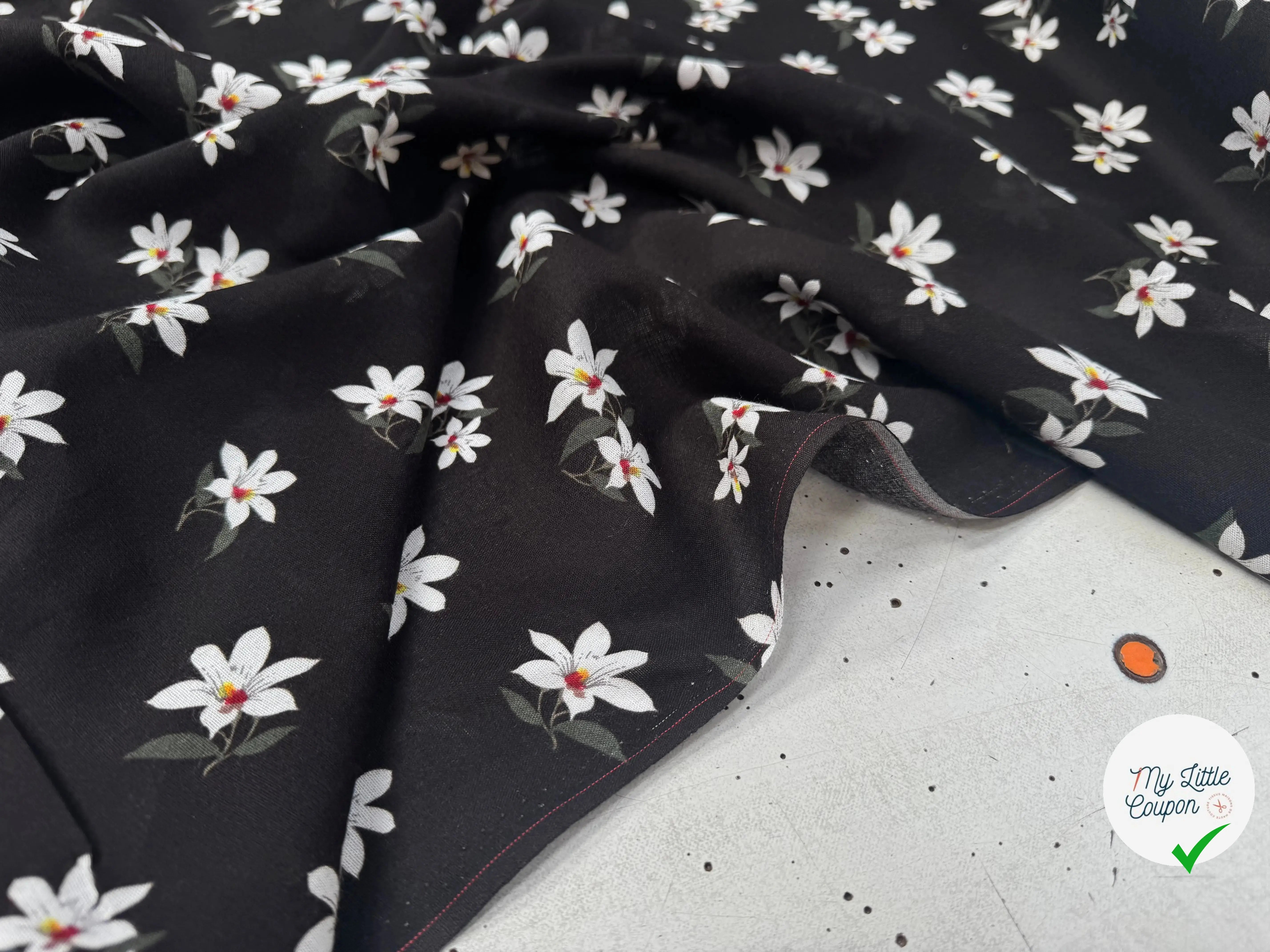 VISCOSE À MOTIF D'HIBISCUS À FOND NOIR - My Little Coupon