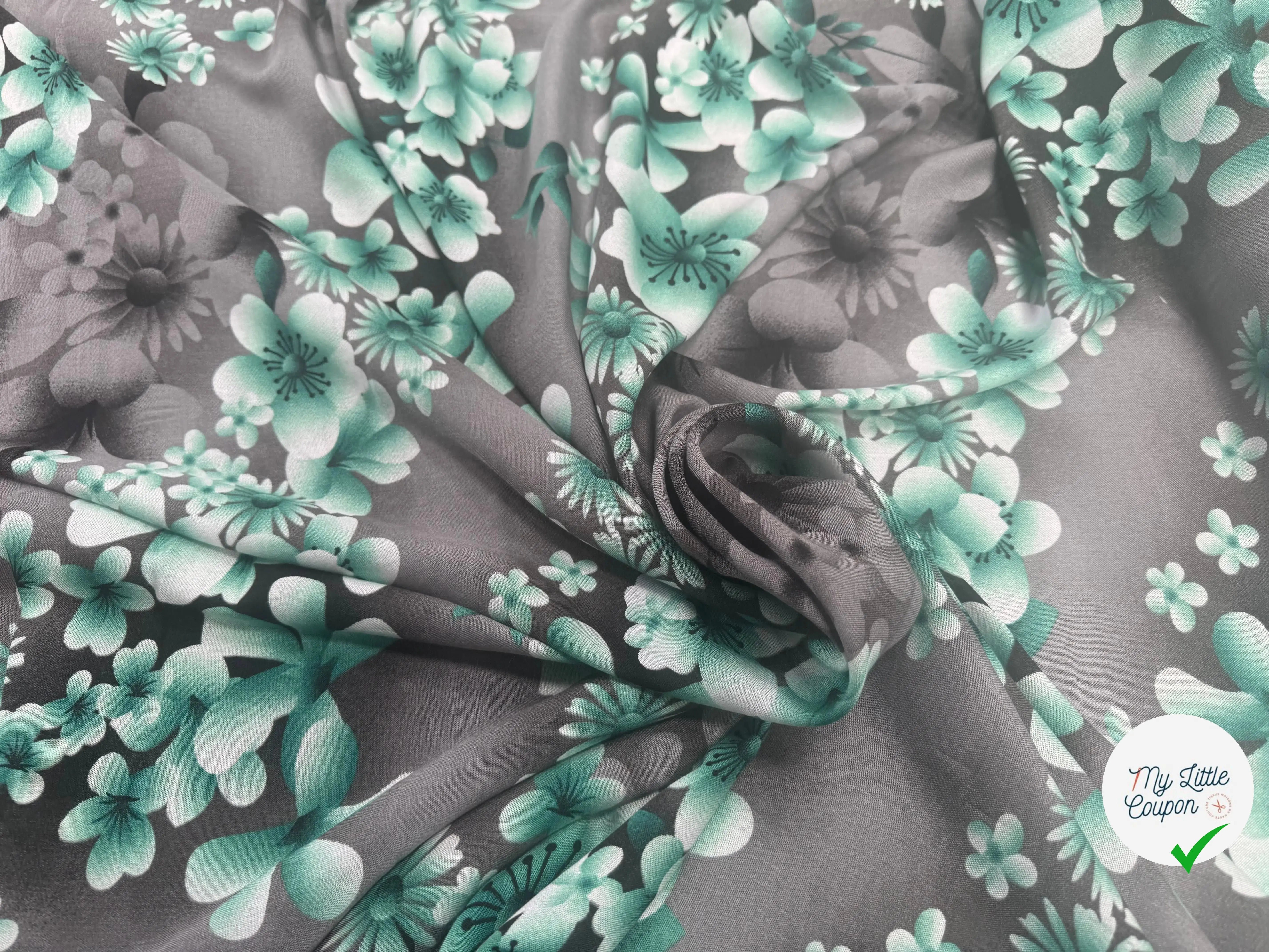 VISCOSE À MOTIFS ROSES ET PISSENLITS SUR FOND GRIS DE COULEURS GRIS ET VERT - My Little Coupon