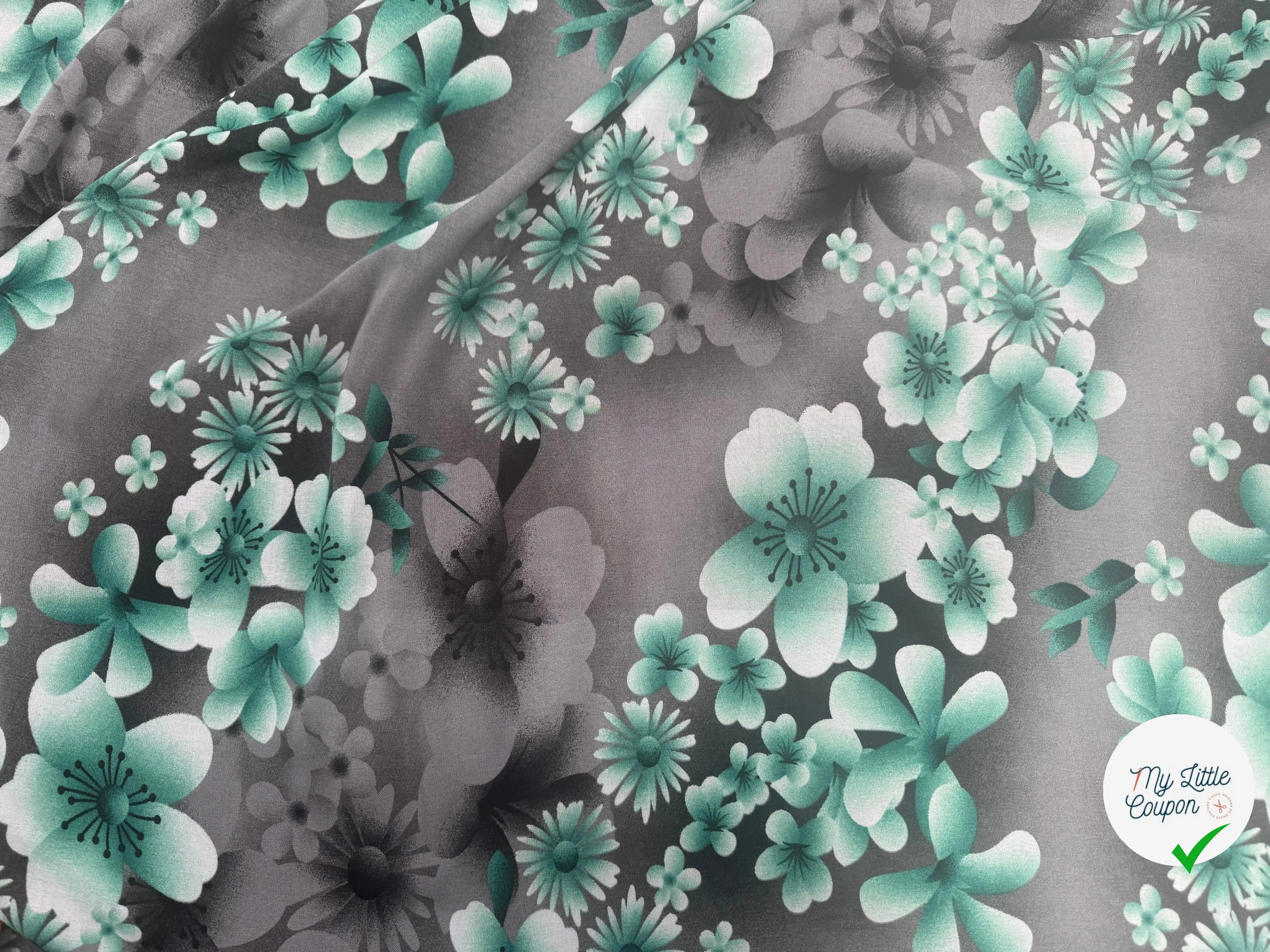 VISCOSE À MOTIFS ROSES ET PISSENLITS SUR FOND GRIS DE COULEURS GRIS ET VERT - My Little Coupon