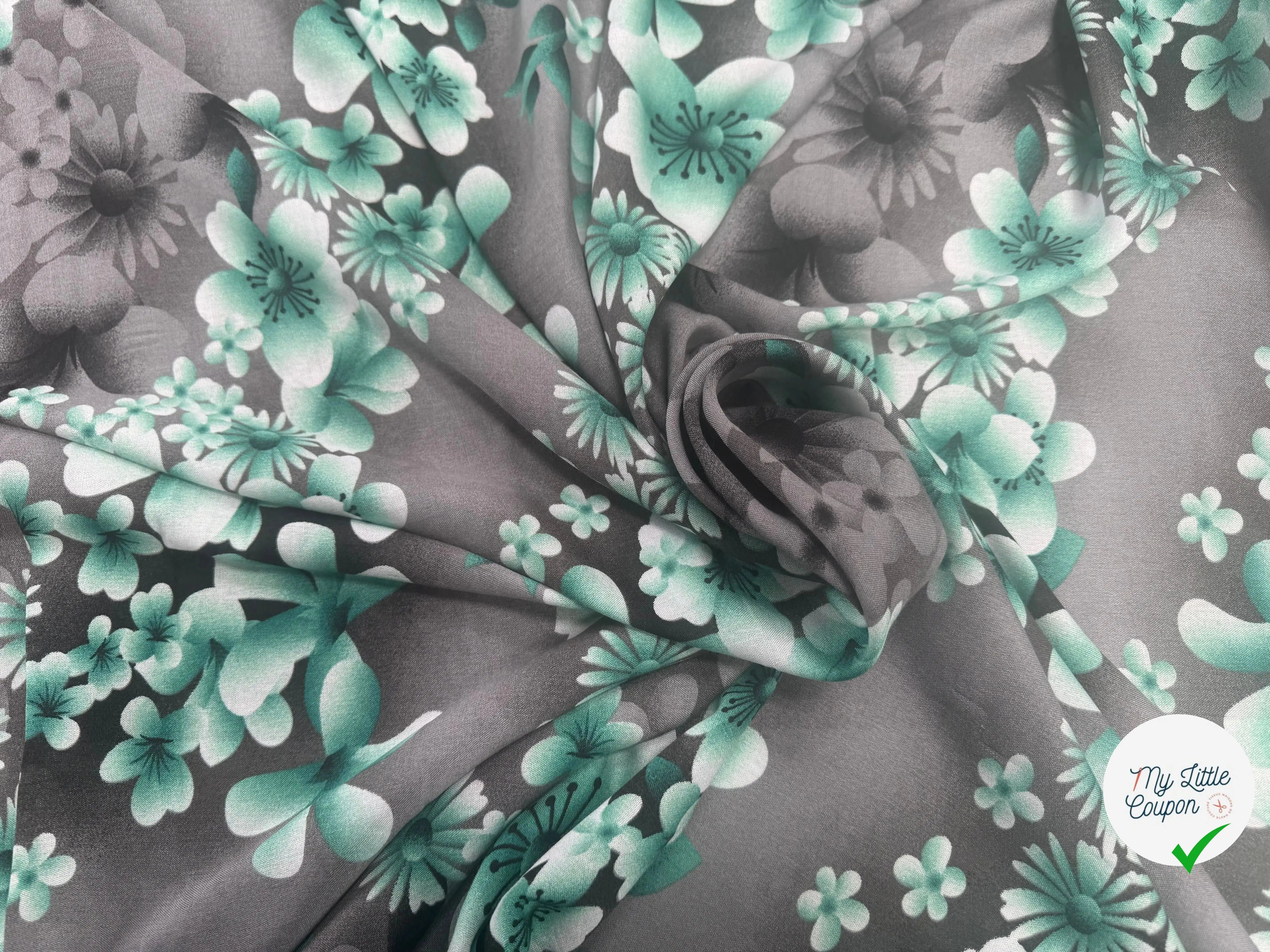 VISCOSE À MOTIFS ROSES ET PISSENLITS SUR FOND GRIS DE COULEURS GRIS ET VERT - My Little Coupon
