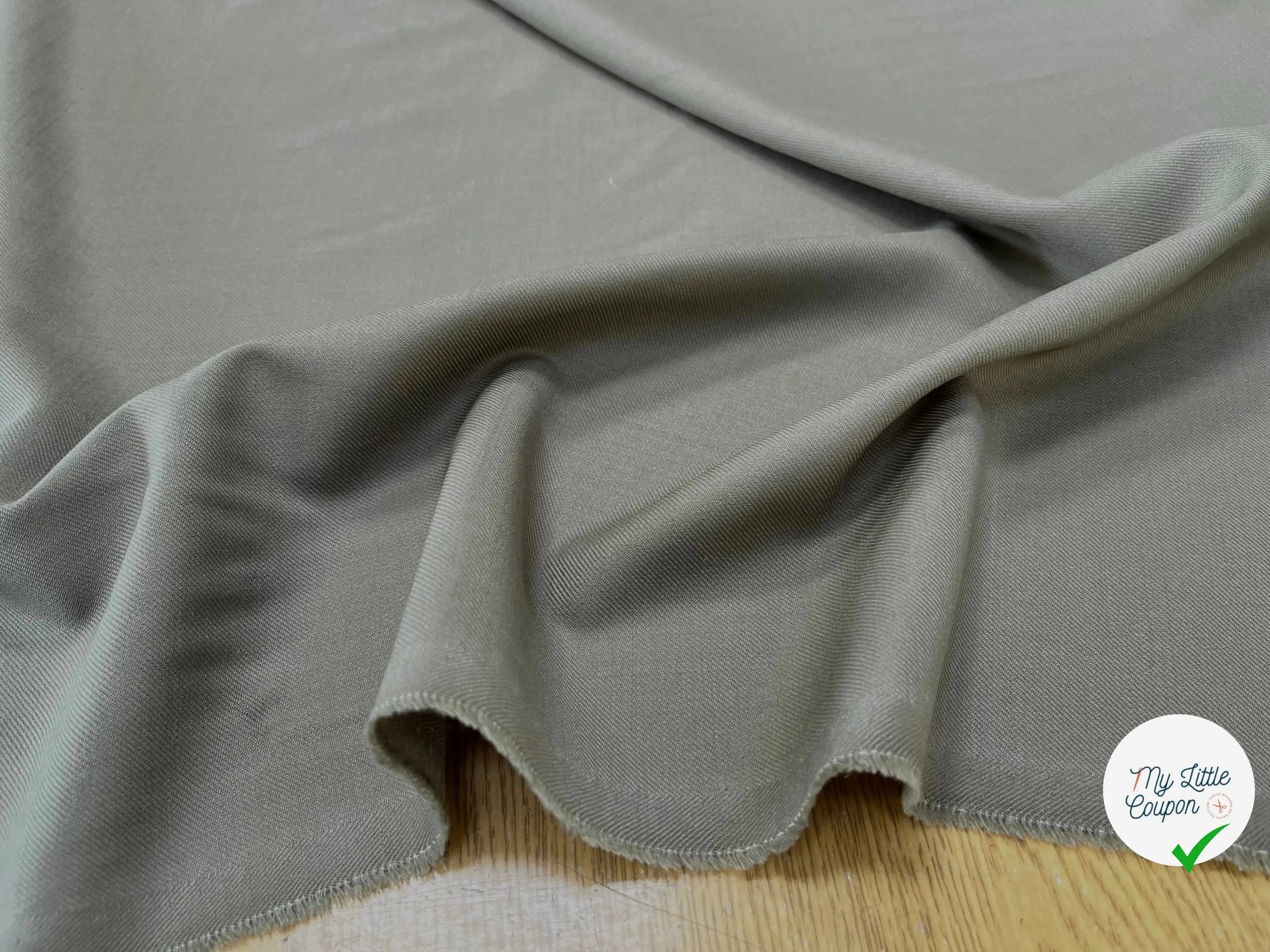 VISCOSE SERGÉE UNI STRETCH VERT GRIS - My Little Coupon