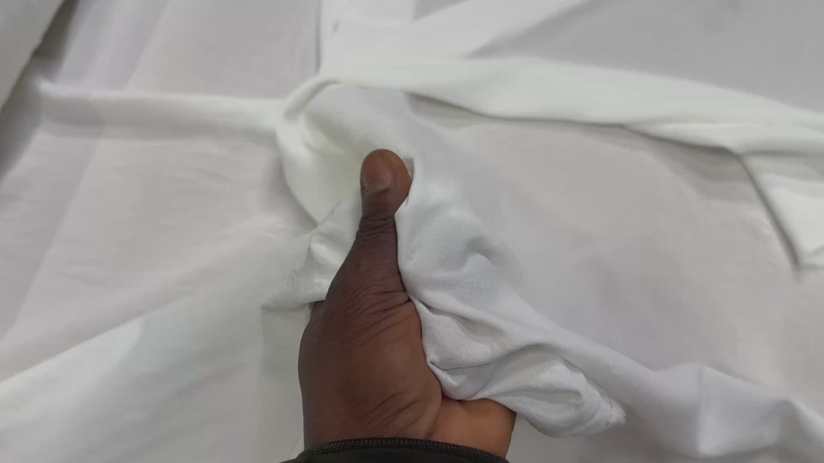 Vidéo du tissu crêpe fluide texturé blanc cassé