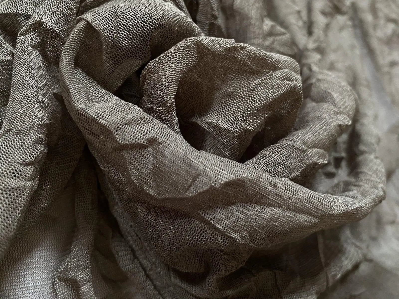 RÉSILLE FINE LYCRA TAUPE EFFET FROISSÉ - coupon de 3 mètres - My Little Coupon - tissu - coudre