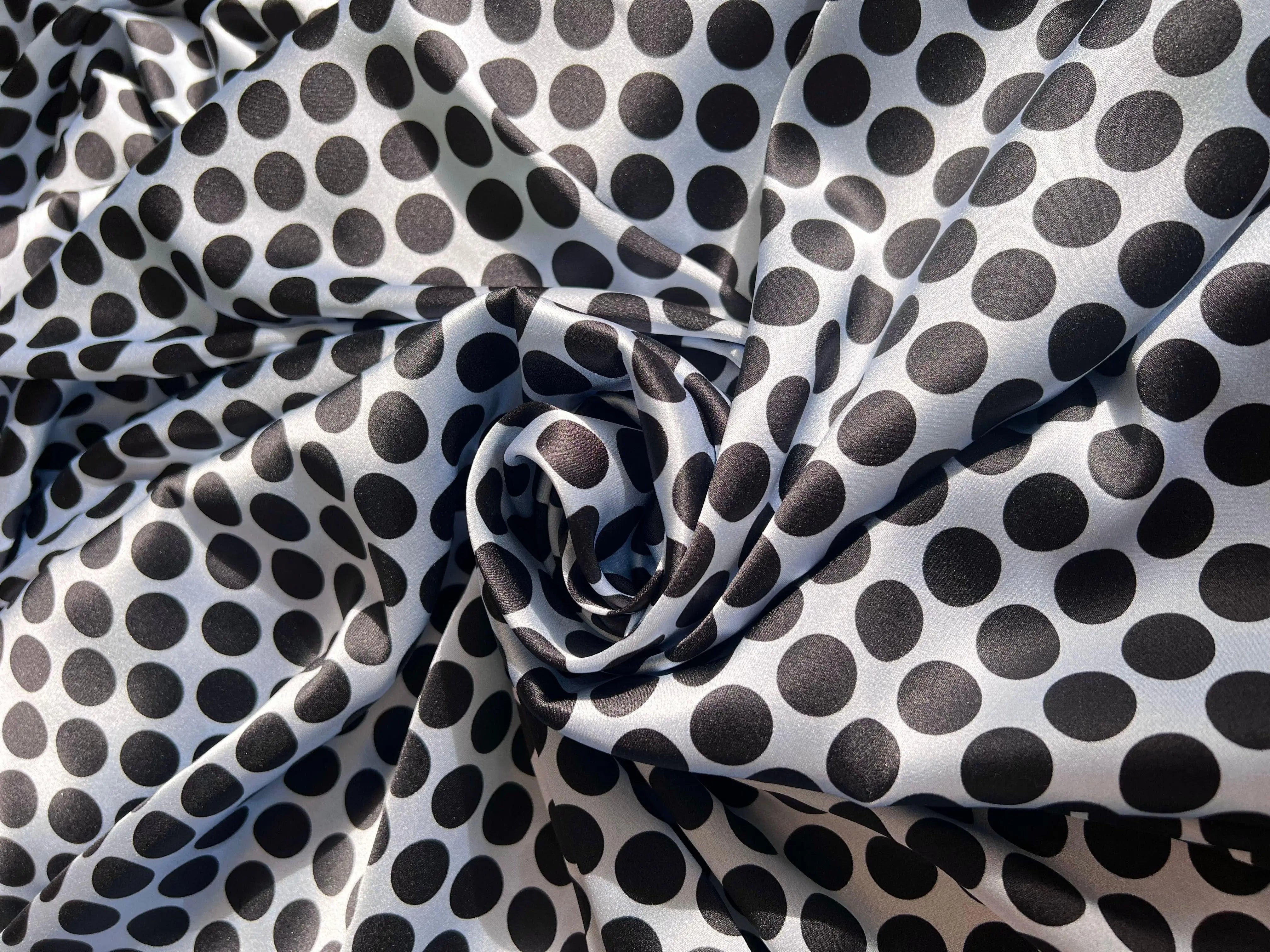SATIN DE SOIE EXTENSIBLE POIS NOIR SUR FOND BLEU CIEL - coupon de 3 mètres - My Little Coupon - tissu - coudre